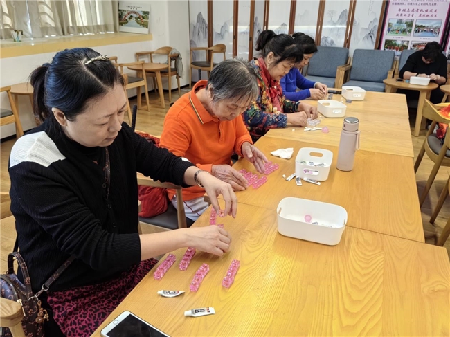 ”湾仔社区手机支架制作工作坊活动爱游戏最新“巧手匠心‘冰’纷创意(图3)